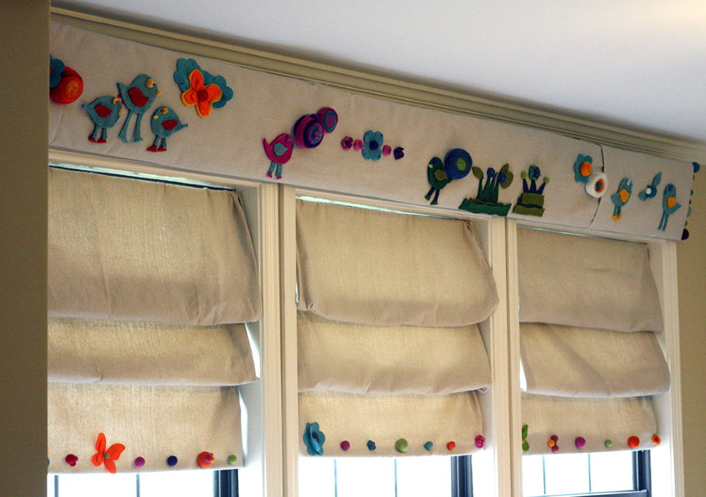 וילונות רומיים מכותנה על חלון חדר השינה של הילדים