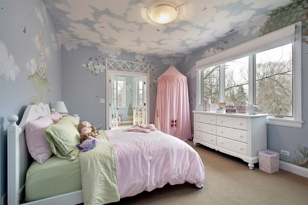 עננים צבועים על תקרת חדר השינה לילדה