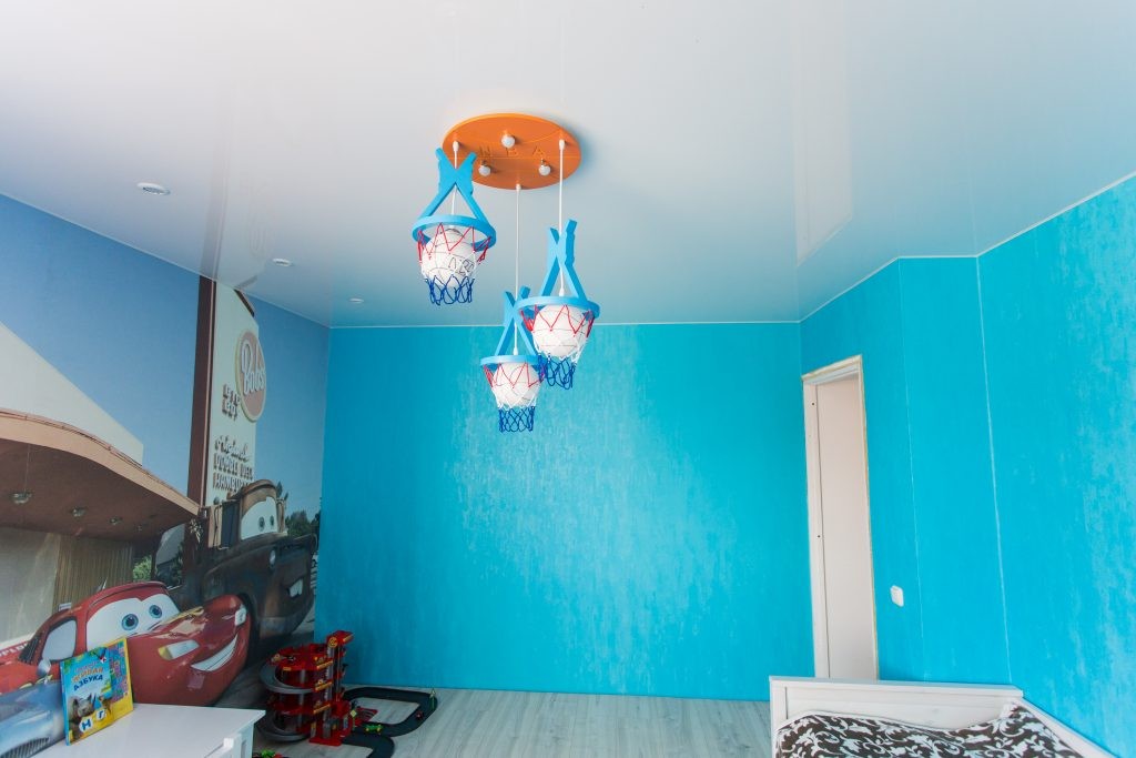 Lampe pour enfants sur un plafond tendu à un niveau