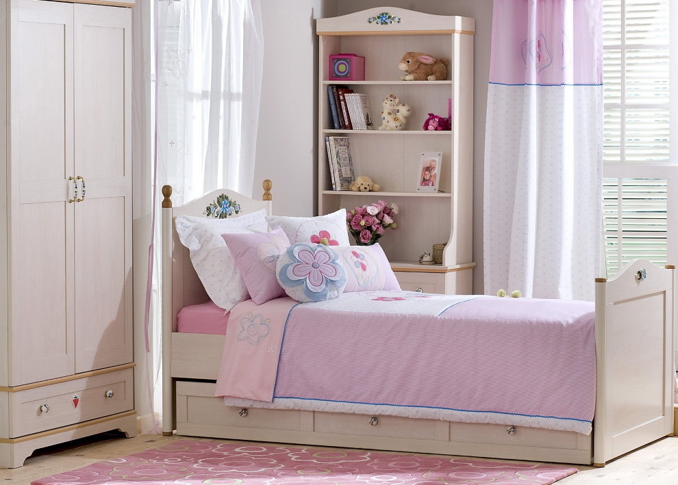 البساط الوردي أمام السرير