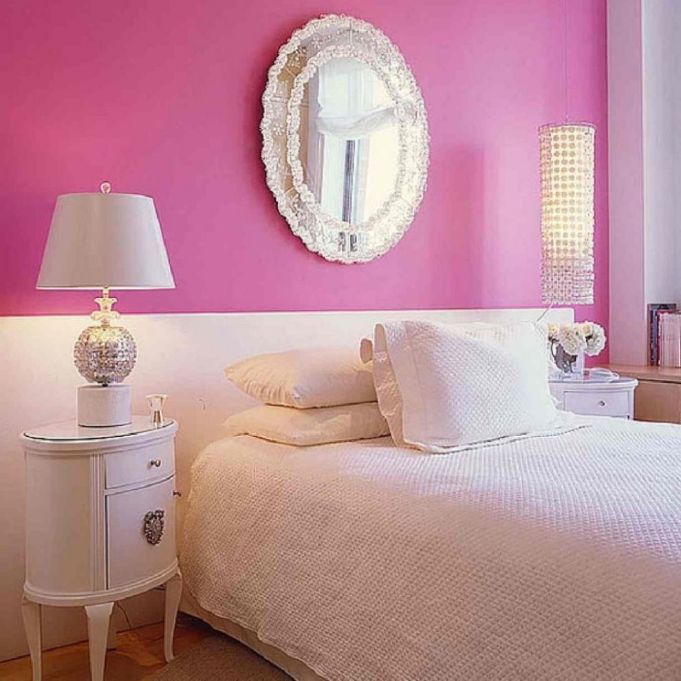 Mur blanc et rose derrière le lit dans la chambre