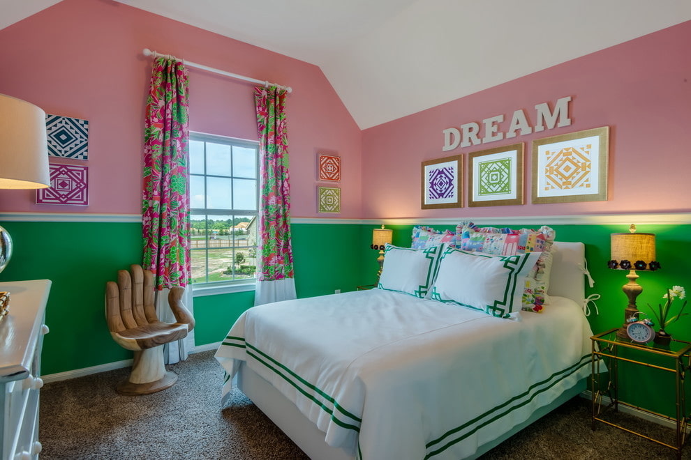 الجدران الوردي والأخضر في غرفة الابنة