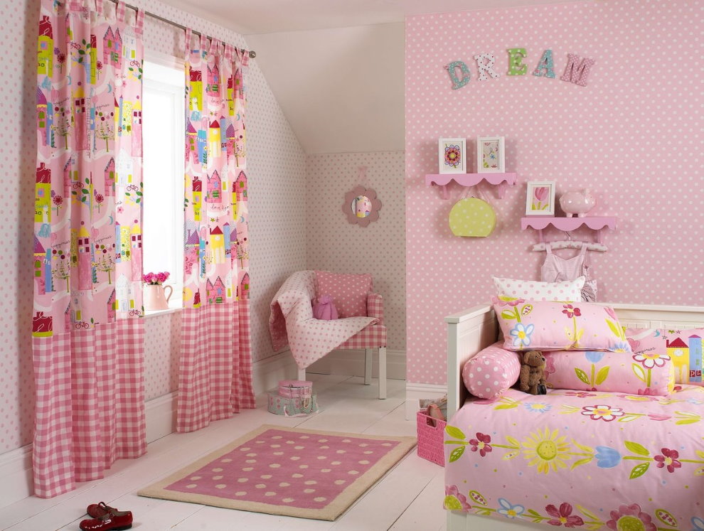 Papier peint rose dans la chambre des filles