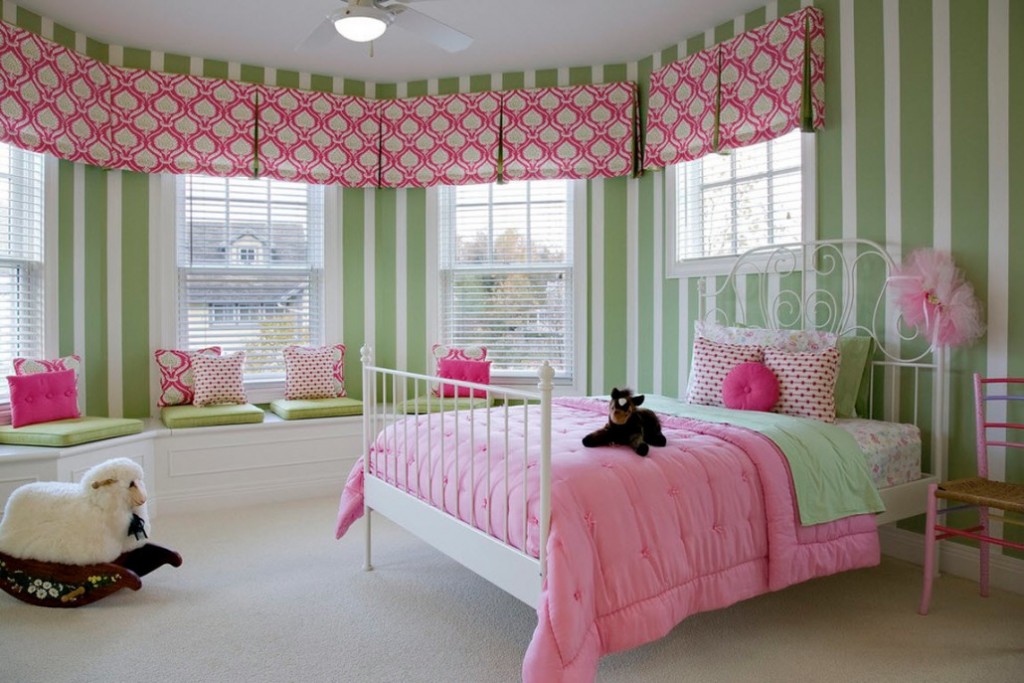 Lambrequins roses dans une pièce aux murs verts