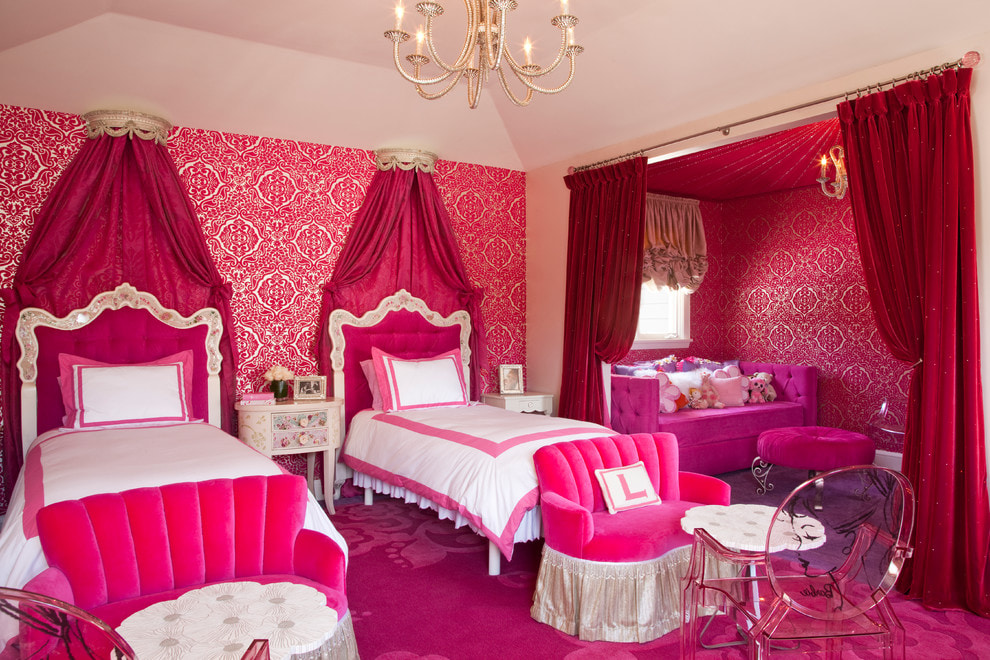 Textile rose foncé dans une chambre pour deux filles