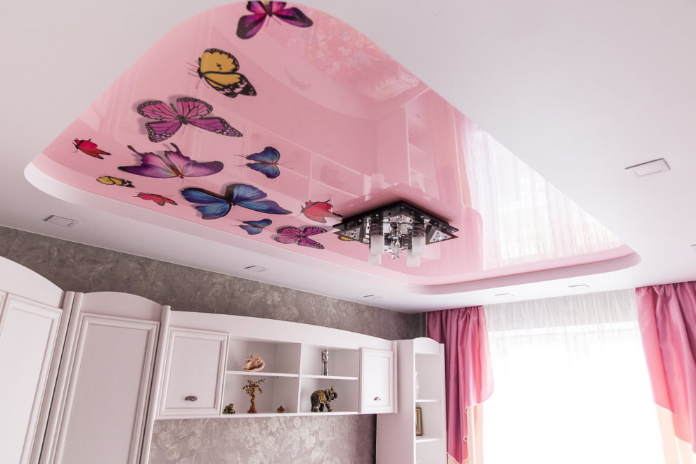 Plafond rose avec impression photo dans la chambre des enfants