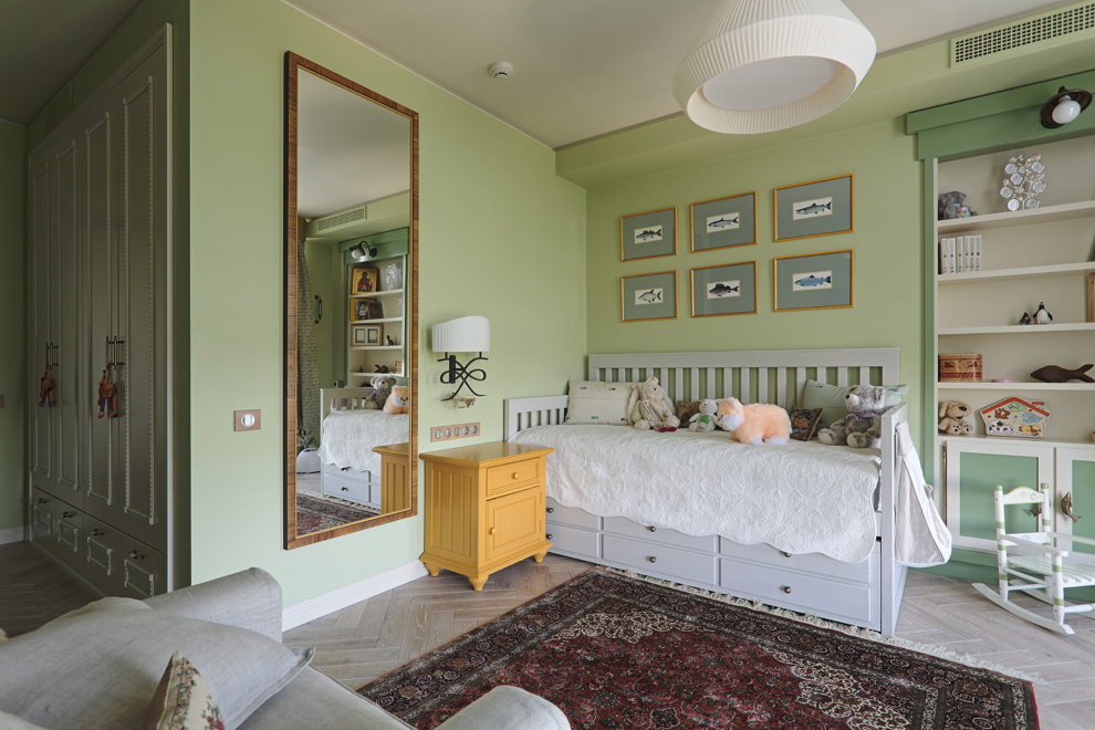 Çocuk odasının yeşil duvarında büyük bir ayna