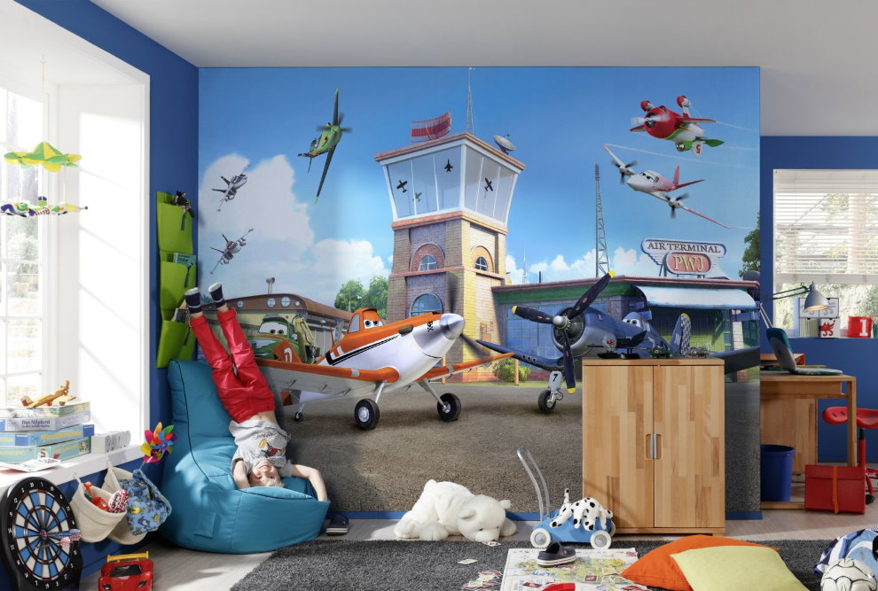 طائرة حكاية خرافية على جدارية في حضانة لصبي
