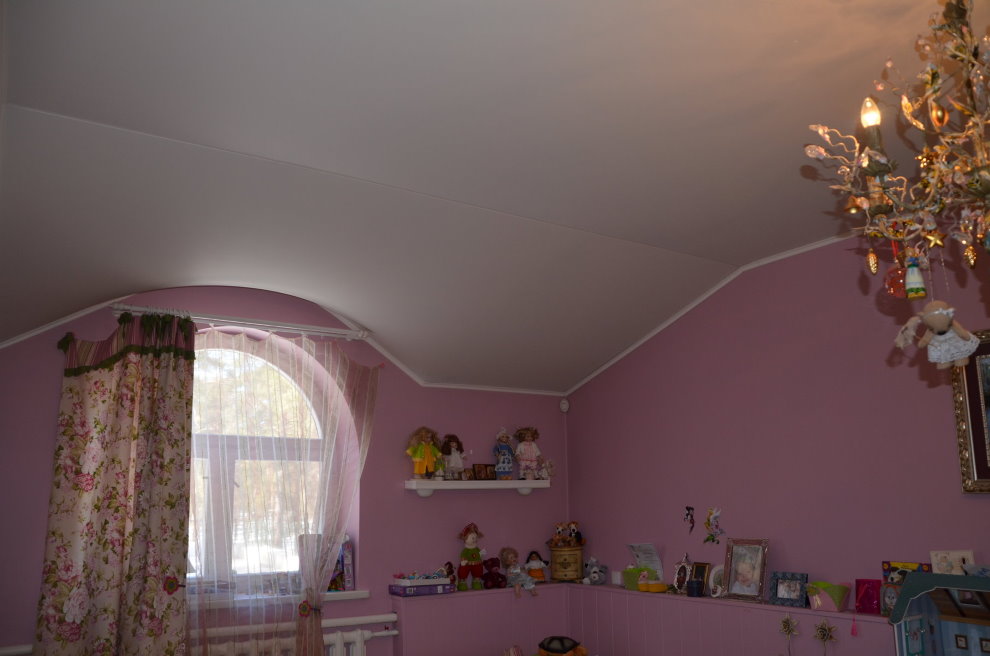 Plafond blanc dans la chambre mansardée d'une petite fille
