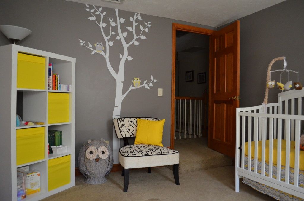 ארון בגדים לבן וצהוב בחדר הילדים עם קירות אפורים