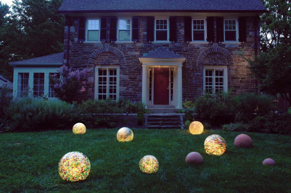 מנורות כדוריות על מדשאה ירוקה