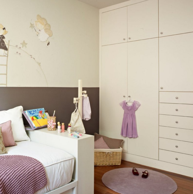 خزانة ملابس في لون الجدران في غرفة الأطفال