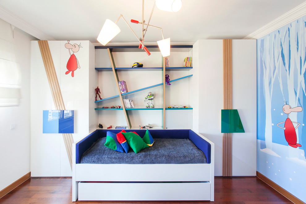 Disposition symétrique des armoires dans la chambre des enfants