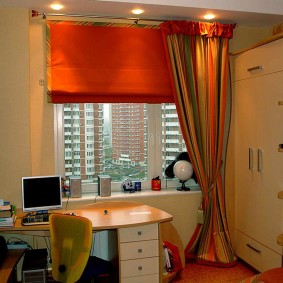 Bureau d'écolier devant une fenêtre dans un appartement
