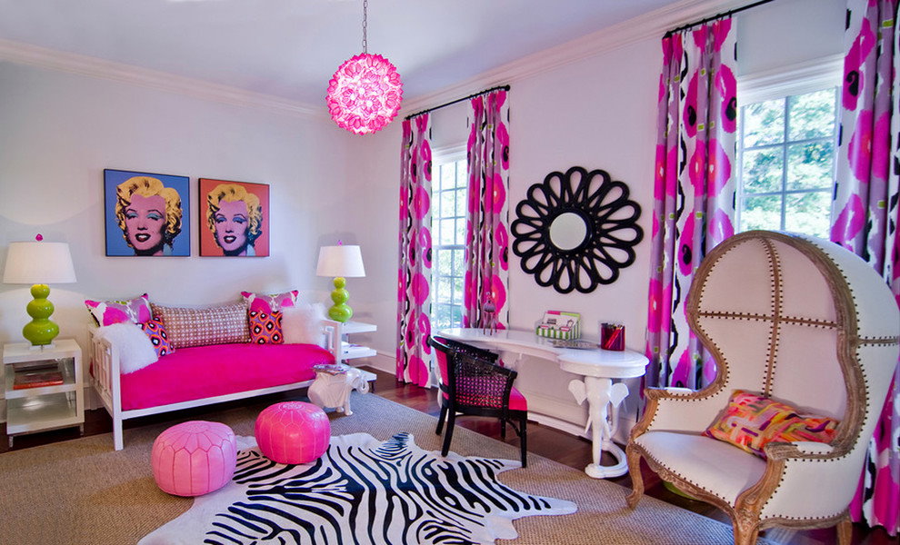أريكة وردية في غرفة للأطفال مع ستائر جميلة