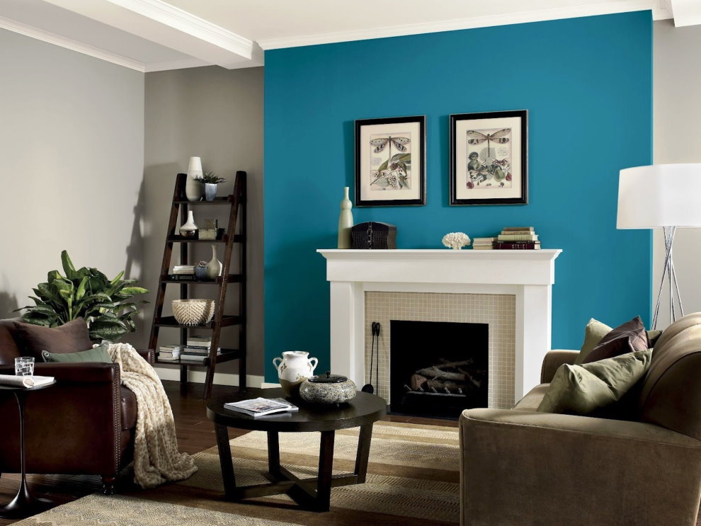 لوحات على جدار أزرق في غرفة المعيشة