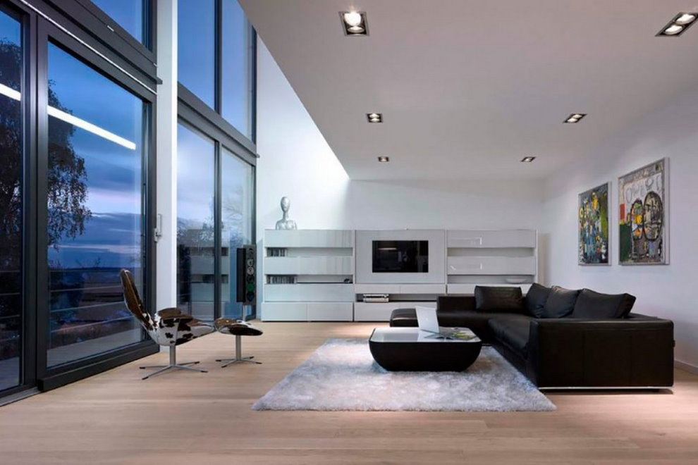 Modern bir ev salonda panoramik pencereler