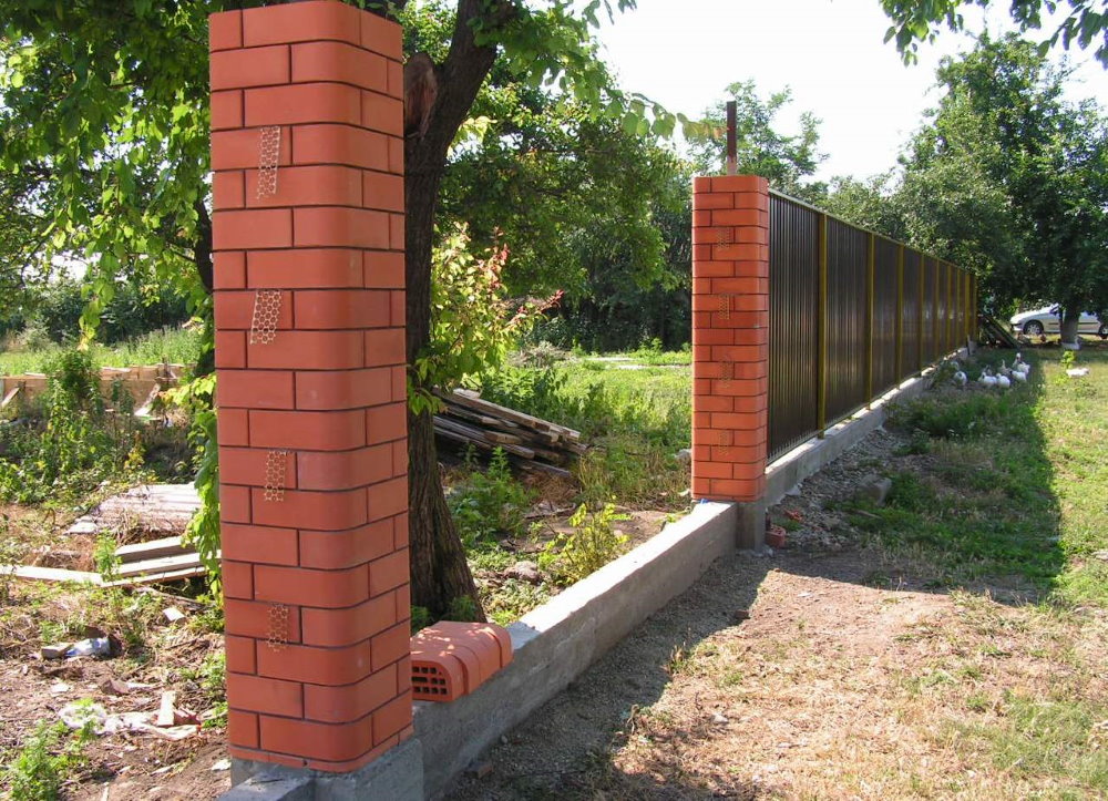 Poteaux de clôture avant en brique