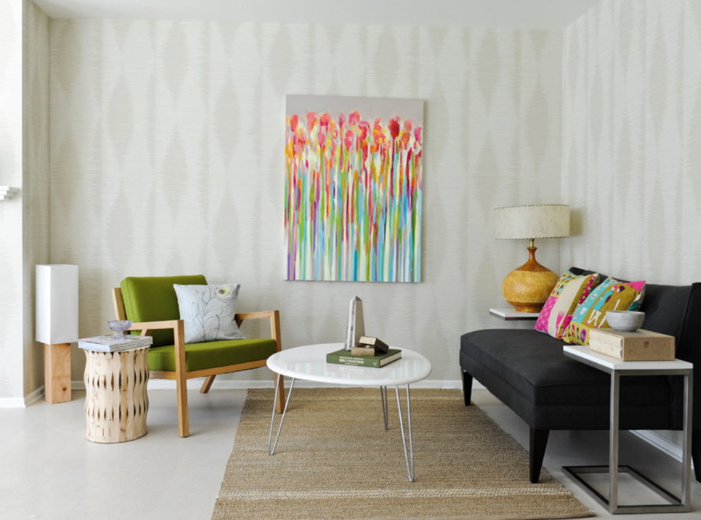Petit salon avec papier peint de couleur claire