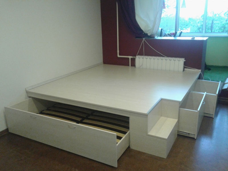 Podium d'angle blanc avec lit et tiroirs