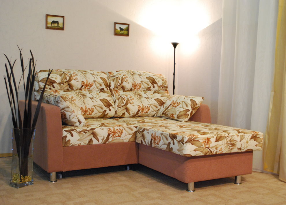 O canapea pliabilă cu colț pliabil