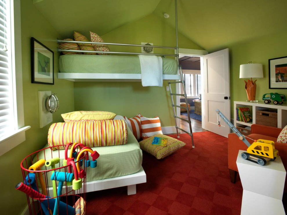 שטיח בורדו ברצפת חדר הילדים עם קירות ירוקים