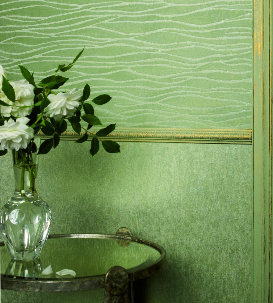 Salonun duvarındaki yeşil dokunmamış duvar kağıdının başarılı bir kombinasyonu