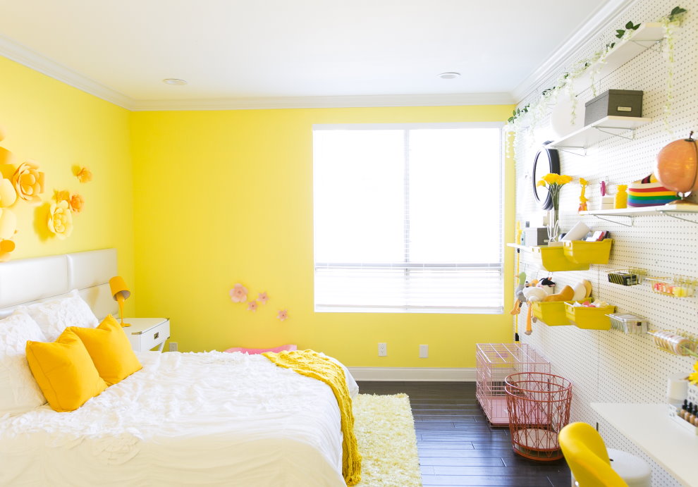 Chambre jaune et blanche pour une fille