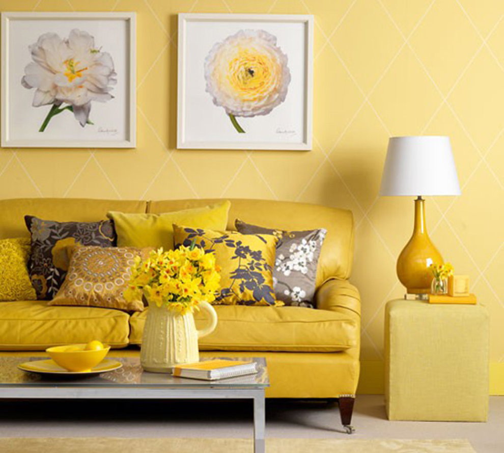 Kruşçev tuğla evin salonunda sarı duvar