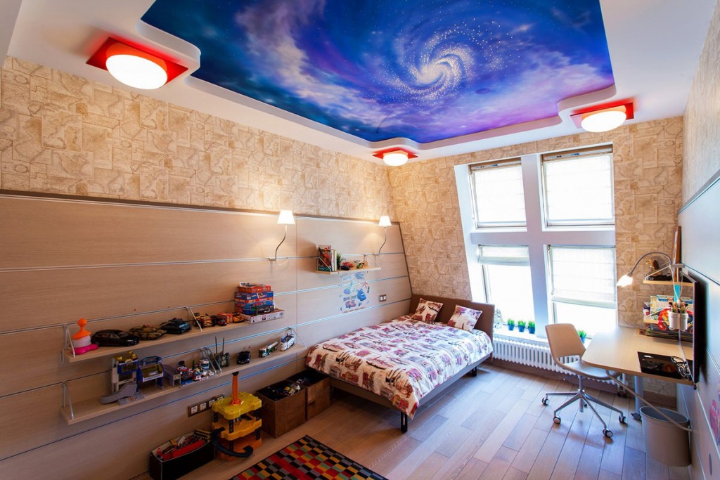 Bir çocuğun odasında tavanda havai ışıklar