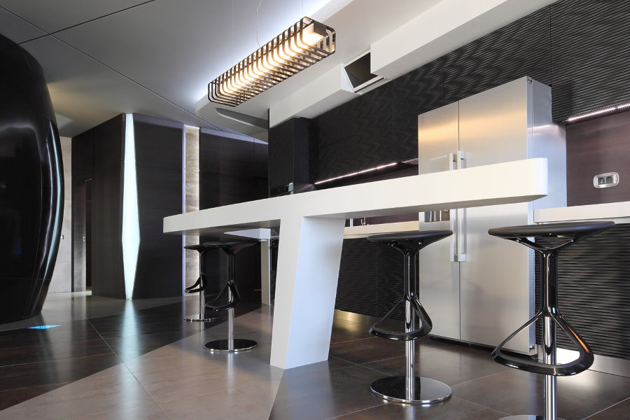 Yüksek teknolojili bir mutfak-oturma odasında beyaz bar tezgahı