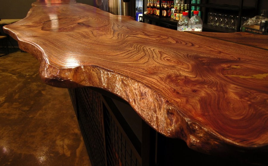 Plan de travail en bois massif sur le bar du salon