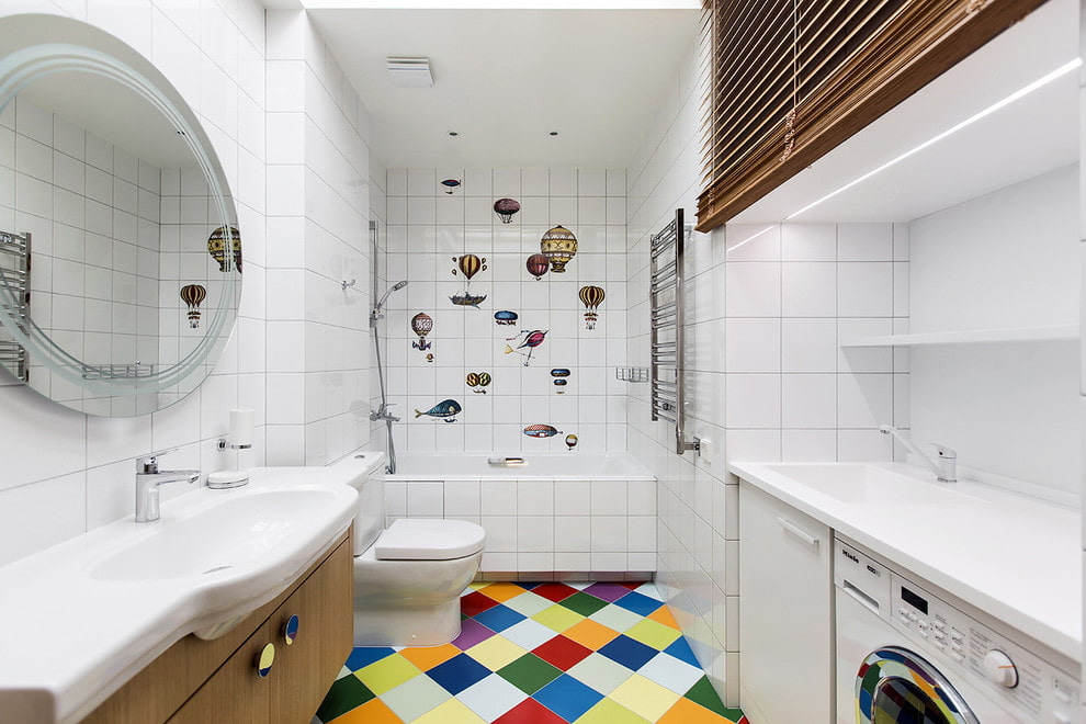 אריחי קרמיקה לבנים בחדר האמבטיה עם שירותים