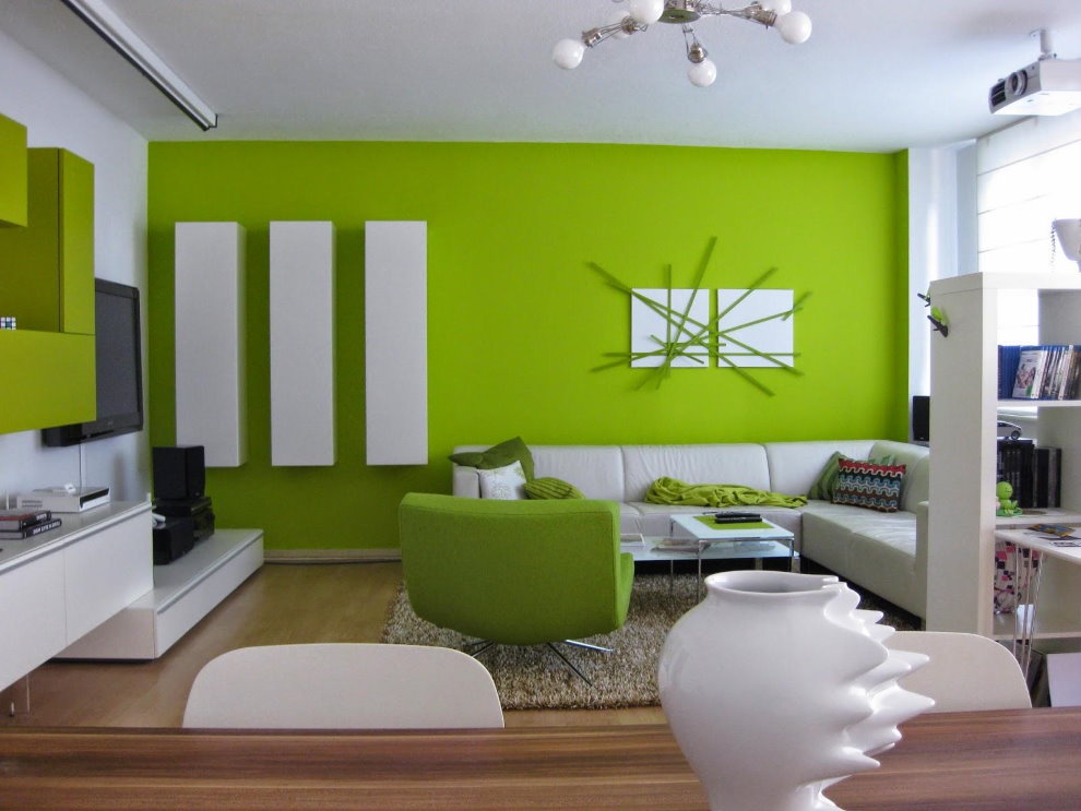 خزائن بيضاء على الجدار الأخضر لغرفة المعيشة