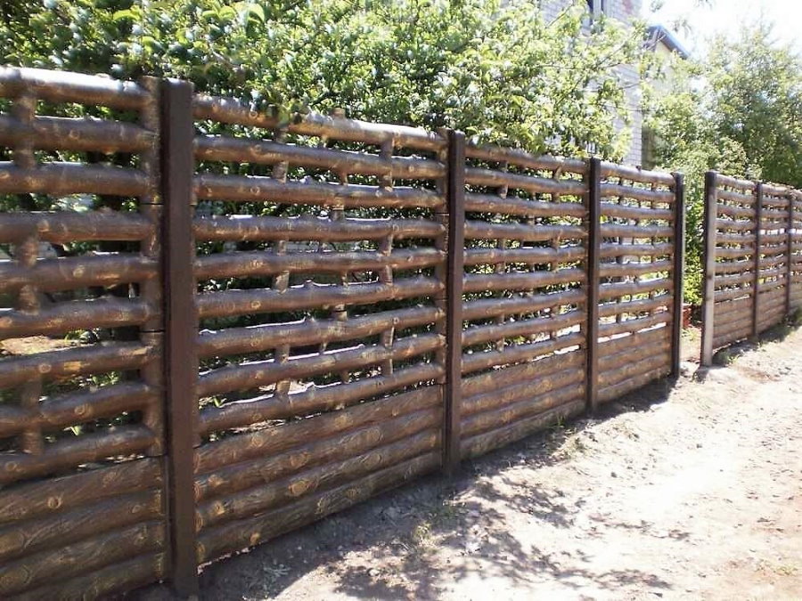 Ahşap bir çit taklit ile güzel beton çit