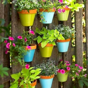 Pots de fleurs sur des planches de clôture