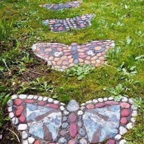 Allée de jardin en forme de petits papillons de galets