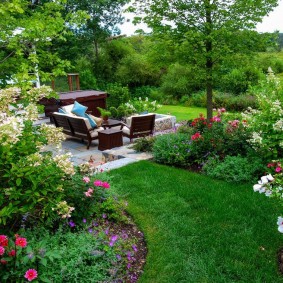 Bahçenin tenha bir köşesinde dinlenebileceğiniz bir yer
