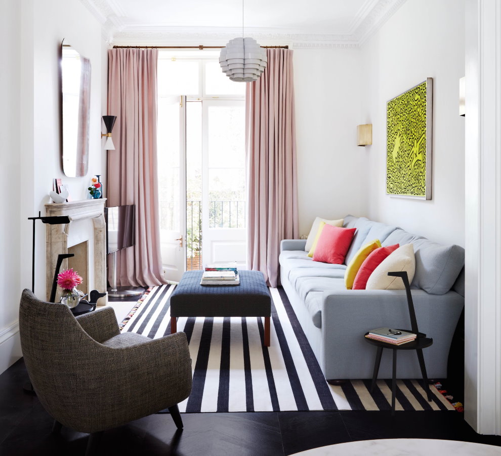 Un salon confortable de 18 mètres carrés dans un style moderne