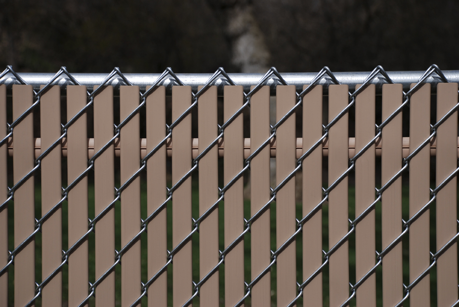 Habillage d'une clôture en filet avec un ruban polymère
