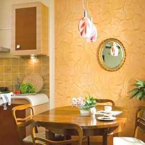 plâtre décoratif dans la vue d'ensemble de la cuisine