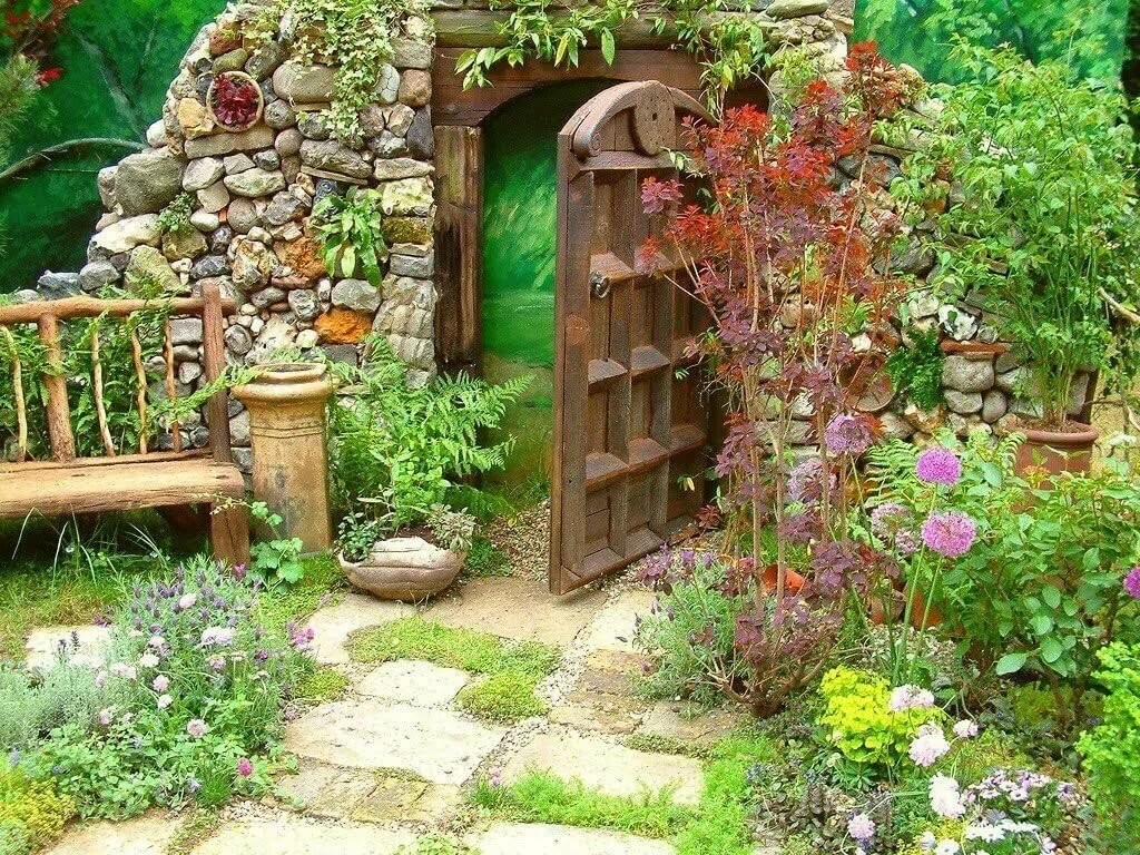 Porte en bois dans un jardin de style champêtre