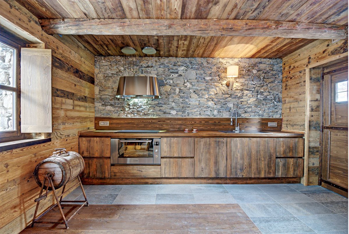 עץ ואבן בפנים המטבח