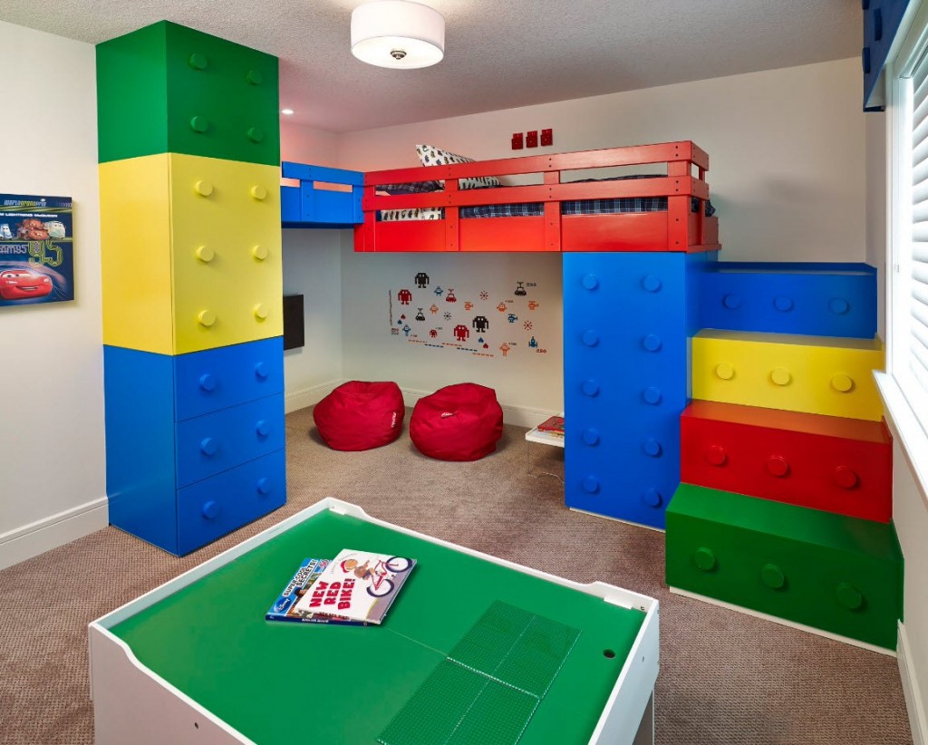 Bir erkek odasında Lego tarzı çocuk mobilyaları