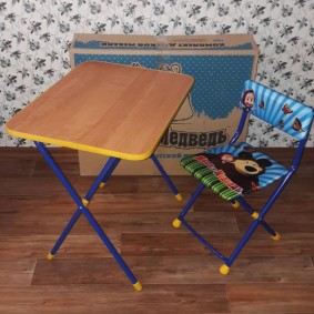 Tables pour enfants avec une photo de décor de chaise