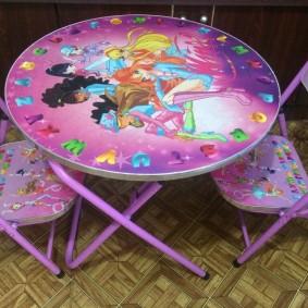 tables pour enfants avec une chaise idées déco