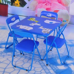 طاولات الأطفال مع مراجعة كرسي