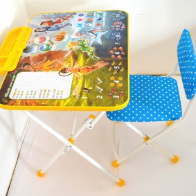 tables pour enfants avec tabouret