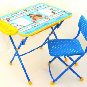 tables pour enfants avec une chaise design photo