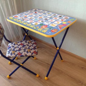 tables pour enfants avec une chaise photo design